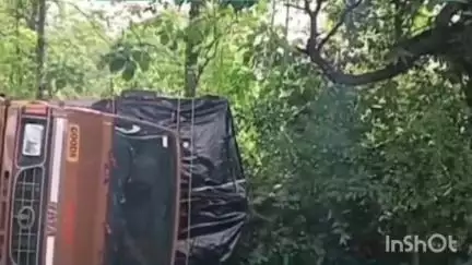 सावंतवाडी: चालकाला डुलकी लागल्‍याने ट्रक झाला पलटी : कोलगाव सिमेंट फॅक्‍टरीसमोरील घटना