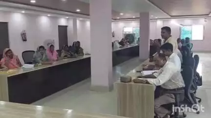 डुमरांव: डुमरांव नगर परिषद की बोर्ड बैठक में सड़क निर्माण में लापरवाही पर मुख्य पार्षद ने जेई और ठेकेदार को दी चेतावनी