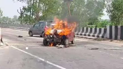 🛑मुजफ्फरनगर:-चलती कार बनी आग का गोला,बीच पुल पर कार में लगी आग,चालक ने कूदकर बचाई जान, हुआ घायल।
#news
