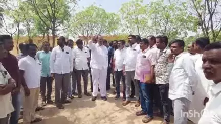 ల్యాదెల్లలో ఏర్పాటు చేయనున్న మహిళా నైపుణ్యాభివృద్ధి శిక్షణ కేంద్రంను అధికారులతో కలిసి పరిశీలించిన ఎమ్మెల్యే  రేవూరి