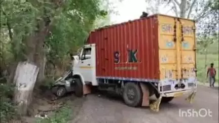 हरिपुर: बनखंडी में एक टैंपो और कार के बीच हुई जोरदार टक्कर, हादसे में दोनों गाड़ियों को हुआ नुकसान