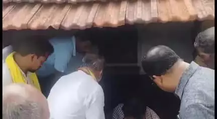 సీత గుంట పంచాయతీ ముసిడిపుట్టులో పింఛన్లు పంపిణీ చేసిన ఆర్టీసీ రీజనల్ ఛైర్మన్ దొన్ను దొర