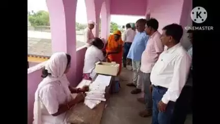 अलौली: कन्या मध्य विद्यालय में शिविर लगाकर 9 से 14 वर्ष की लड़कियों को लगाई गई वैक्सीन