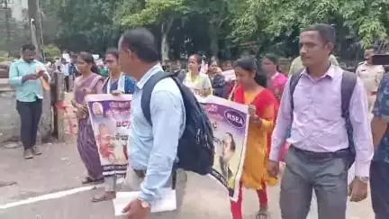 ಕಾರವಾರ: ವಿವಿಧ ಬೇಡಿಕೆಗಳಿಗೆ ಆಗ್ರಹಿಸಿ ಜಿಲ್ಲಾಧಿಕಾರಿ ಕಚೇರಿ ಬಳಿ ವಸತಿ ಶಾಲೆ ಶಿಕ್ಷಕರ ಮೌನ ಪ್ರತಿಭಟನೆ