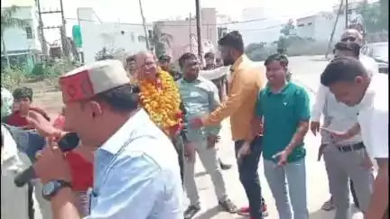 बुरहानपुर नगर: शासकीय सुभाष स्कूल के शिक्षक की सेवानिवृत्ति पर निकली रैली, झूमते दिखे छात्र