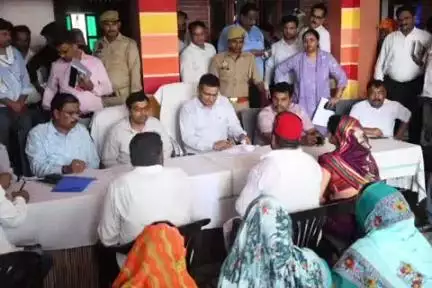 बांसी: नगवा गांव में नगर विकास सचिव ने लगाई चौपाल, सरकार द्वारा चलाई जा रही योजनाओं की ली जानकारी