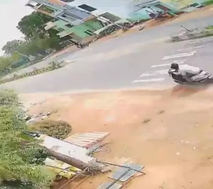 గద్వాల్: వీరాపురం గ్రామ స్టేజ్‌పై బైక్‌ను ఢీకొన్న కారు, వ్యక్తికి తీవ్ర గాయాలు