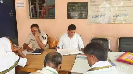 कोचस: कोचस थाना परिसर में शनिवारीय बैठक की गई, लोगों की समस्याओं को सुना गया