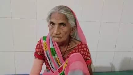 पुवायां: सुनारा खुर्द गांव में खेत में जानवर चराने से मना करने पर बुजुर्ग महिला को पीटकर किया घायल