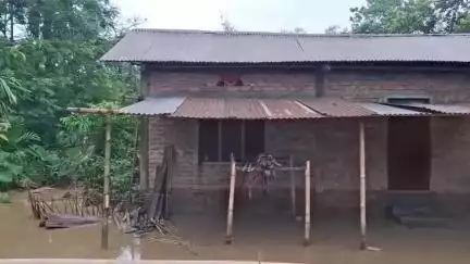 উত্তৰ লক্ষীমপুৰ: পহুমৰাৰ ন-ভঙনীয়া আৰু ডাম্বুকিয়ালত ৰঙানদীৰ বাঢ়নী পানীত ঘৰৰ ভিতৰত আৱদ্ধ হৈ দুজন লোকৰ মৃত্যু