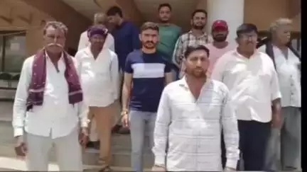 હળવદ: શહેરના ખેડૂતો દ્વારા સિંચાઈ, ખાતર સહિતના પ્રશ્નો મામલે મામલતદારશ્રીને આવેદનપત્ર પાઠવી રજૂઆત કરાઇ