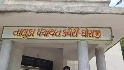 ધોરાજી: ભાદાજાળીયા ગામના સરપંચ અને પૂર્વ તલાટી મંત્રી સામે ભ્રષ્ટાચારના આક્ષેપને લઈને તાલુકા પંચાયત કચેરી ખાતે ગામ લોકોએ આવેદન પાઠવ્યું
