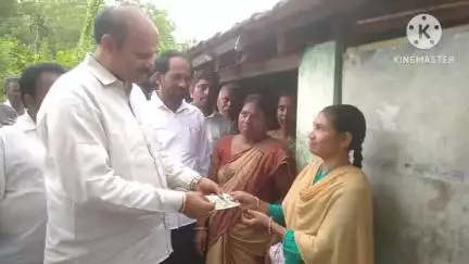 ఆగిరిపల్లిలో రైతు భరోసా పెన్షన్ పంపిణీ చేపట్టిన మంత్రి కొలుసు పార్థసారథి
