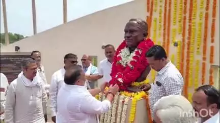 खामगाव: ना. स्व.भाऊसाहेब फुंडकर यांच्या पुण्यतिथीनिमित्त सिद्धिविनायक टेक्निकल कॅम्प येथे मंत्री फुंडकर यांनी अभिवादन केले