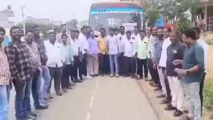 కొండమల్లేపల్లి: హైదరాబాదులోని జలవిహార్ లో జరిగే TUWJ రజతోత్సవ సభకు మండల కేంద్రం నుండి భారీగా తరలి వెళ్లిన జర్నలిస్టులు