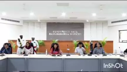 కలెక్టర్ కార్యాలయంలో అధికారులతో జరిగిన సమీక్ష సమావేశంలో పాల్గొన్న మున్సిపల్ కమిషనర్ అశ్విని తనజీ వకాడే