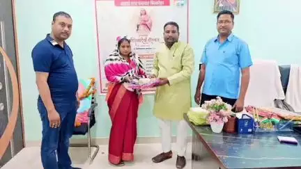 इटवा: बिस्कोहर नगर पंचायत सभागार में अहिल्याबाई होल्कर स्मृति अभियान के तहत महिला सफाई कर्मियों को किया गया सम्मानित