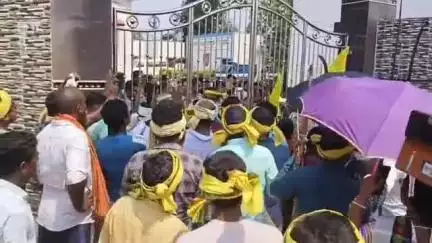 পূর্বস্থলী ২: বিভিন্ন দাবিতে ভারত জাকাত মাঝি পারগানা মহল এর তরফে অস্ত্র সমেত পূর্বস্থলী থানা ঘেরাও