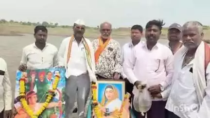 येवला: पुण्यश्लोक अहिल्यादेवी यांच्या जयंतीनिमित्त देवदरी पाझर तलाव येथे मच्छी बी सोडून वेगवेगळ्या पद्धतीने जयंती साजरी
