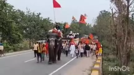 काराकाट: इटवा में आयोजित श्री लक्ष्मी नारायण महायज्ञ सह श्रीकृष्ण प्राण प्रतिष्ठा एवं भागवत ज्ञान यज्ञ की जलभरी शोभायात्रा निकली