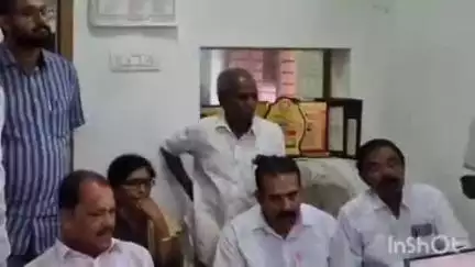 അടൂര്‍: അംഗൻവാടികളിൽ പോഷകാഹാര വിതരണം മുടങ്ങി, ഏഴംകുളം പഞ്ചായത്ത് സെക്രട്ടറിയെ ഉപരോധിച്ച് കോൺഗ്രസ്