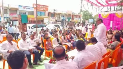वैजापूर: शहरात पुण्यश्लोक अहिल्यादेवी होळकर यांच्या जयंतीनिमित्त स्मारकाला पुष्पहार अर्पण करत अभिवादन