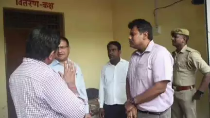इटवा: जोगिया खुर्द में नगर विकास सचिव ने अन्नपूर्णा भवन का किया निरीक्षण, दिए निर्देश