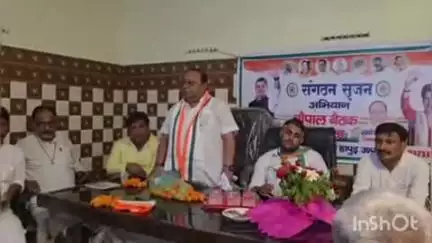 धौलाना: धौलाना कस्बे में समाजवादी पार्टी छोड़कर फुरकान कुरैशी ने कांग्रेस की सदस्यता ली, जिलाध्यक्ष ने पटका पहनाकर किया सम्मानित