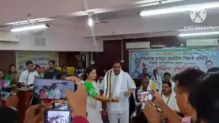 বাঁকুড়া ১: বাঁকুড়া জেলা পরিষদ অডিটরিয়াম হলে পশ্চিমবঙ্গ তৃণমূল প্রাথমিক শিক্ষক সমিতির পক্ষ থেকে স্বেচ্ছায় রক্তদান শিবির