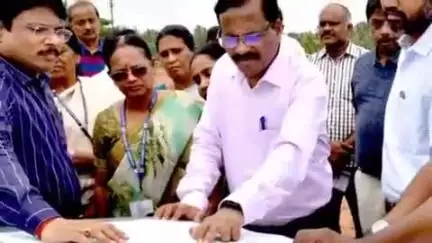 பெருந்துறை: விஜயமங்கலம் டோல்கேட் பகுதியில் நடைபெற உள்ள மண்டல அளவிலான வேளாண் கண்காட்சி இடத்தினை அரசு செயலாளர் தட்சிணாமூர்த்தி பார்வையிட்டார்