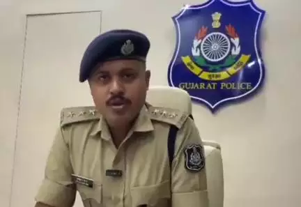 બાબરા: બાબરામાં ફરજ બજાવતા પોલીસ કર્મી સહિત અન્ય એકને તાત્કાલિક અસરથી સસ્પેન્ડ:ધરપકડ માટે અલગ અલગ ટીમ બનાવાઇ