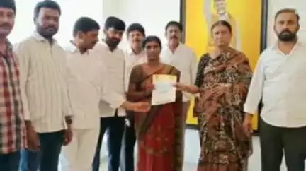 బద్వేల్: బద్వేల్ : సీఎం రిలీఫ్ ఫండ్ చెక్కు పంపిణీ చేసిన మాజీ ఎమ్మెల్యే విజయమ్మ,యువనేత రితీష్ రెడ్డి