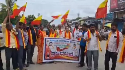 ಕೃಷ್ಣರಾಜಪೇಟೆ: ತಮಿಳು ನಟ ಕಮಲ್ ಹಾಸನ್ ವಿರುದ್ಧ ಪಟ್ಟಣದಲ್ಲಿ ಕನ್ನಡ ಪರ ಯುವ ಸಂಘಟನೆಗಳಿಂದ  ಪ್ರತಿಭಟನೆ