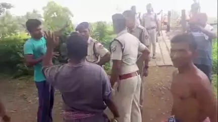 মহিষাদল: মহিষাদল কেশবপুর গ্রামে  স্টেশন কাছে রেলের কর্মীরা যাতায়াতের পথে লোহা স্তম্ভ পুঁতাকে কেন্দ্র করে গ্রামবাসীদের মধ্যে বচসা