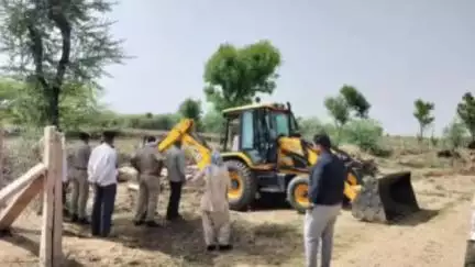 सोजत: सोजत तहसील के बागड़ी कस्बे में आम रास्ते पर किए गए अतिक्रमण को तहसीलदार की मौजूदगी में हटवाया गया