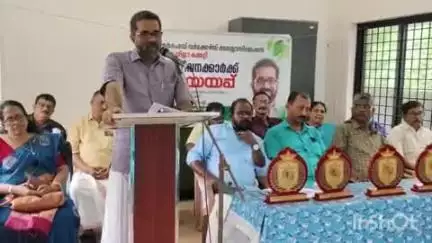 അമ്പലപ്പുഴ: വിരമിക്കുന്ന ജീവനക്കാർക്ക് പറവൂർ മംഗല്യ സൂത്ര ഓഡിറ്റോറിയത്തിൽ നൽകിയ യാത്രയയപ്പ് എച്ച് സലാം എം.എൽ.എ ഉദ്ഘാടനം ചെയ്തു