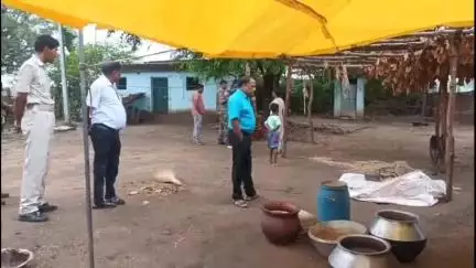 जलडेगा: जलडेगा तेली टोली में अवैध महुआ शराब के खिलाफ प्रखंड प्रशासन का छापा, 1260 किग्रा जावा महुआ नष्ट