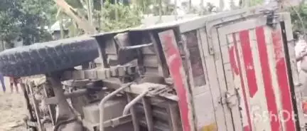 গৰৈমাৰী: গৰৈমাৰীত ভয়াৱহ পথ দুৰ্ঘটনা,নিয়ন্ত্ৰণ হেৰুৱাই দূৰ্ঘটনাগ্ৰস্ত মালবাহী ট্ৰাক, ক্ষতিগ্ৰস্ত ট্ৰাকখন