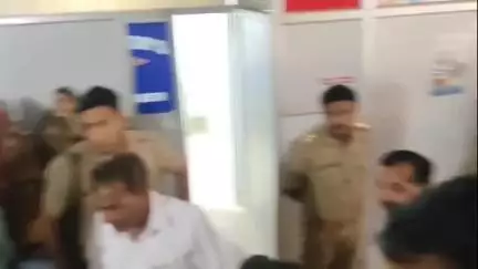 कन्नौज तिर्वा कोतवाली क्षेत्र के के बी हॉस्पिटल में इलाज के दौरान महिला की मौत पर जिन्होंने किया हंगामा वीडियो हुआ वायरल