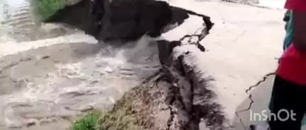 ছয়গাঁও: ছমৰীয়াৰ লাৰুৱাজানত কৃত্ৰিম বানে ছিগি নিলে কোটি টকীয়া গড়কাপ্তানী পথ