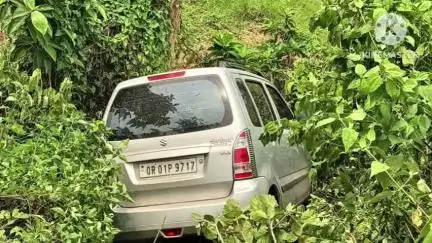 ରାସଗୋବିନ୍ଦପୁର: ଚିତ୍ରଡା ଉପକଣ୍ଠ ବାରିପଦା-ଚିତ୍ରଡା-ଅମର୍ଦା ୬୧ ନମ୍ବର ରାଜ୍ୟରାଜପଥ ରାଜାବନ୍ଧ ଠାରେ ଷଣ୍ଢକୁ ବଞ୍ଚାଇବାକୁ ଯାଇ କାର ଦୁର୍ଘଟଣାଗ୍ରସ୍ତ