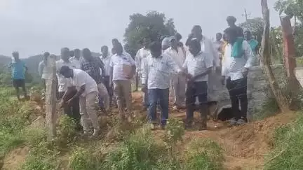 ಕನಕಪುರ: ಮೋಟಯ್ಯನದೊಡ್ಡಿಯಲ್ಲಿ ಬೋರ್ ವೆಲ್ ಹಾಗೂ ರಸ್ತೆ ಅತಿಕ್ರಮಣ ಮಾಡಿಕೊಂಡಿದ್ದನ್ನ ತೆರವು ಮಾಡಿದ ಗ್ರಾ.ಪಂ ಅಧಿಕಾರಿಗಳು