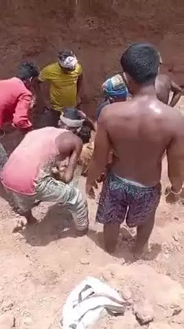 जतारा: जतारा में मुरूम की खदान धंसने से मिट्टी में दबा एक मजदूर, साथियों ने निकाला बाहर; वीडियो हुआ वायरल