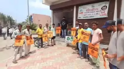 કોડીનાર નગરપાલિકા દ્વારા નાગરિકોને પ્લાસ્ટિકના બદલે કાપડની થેલીનું વિતરણ શરૂ કરવામાં આવ્યું, આર.આર.આર.સેન્ટર શરૂ કરાયું
