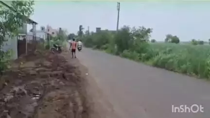 पलूस: पलूस मधील अमनापूर रस्त्याची दुरावस्था खड्डे साईड पट्टीसाठी शिवसेनाशिंदेगटाकडून पीडब्ल्यूडीला निवेदन #jansamasya