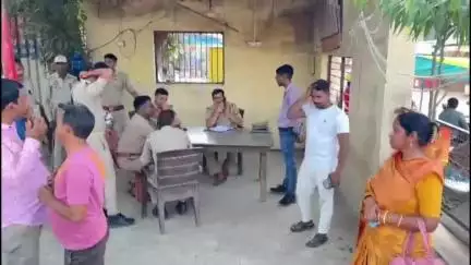 जलेसर: जलेसर कस्बा आगरा चौराहा के पास शादी समारोह में शामिल होने जा रहे मां-बेटा का ई-रिक्शा से अज्ञात व्यक्ति ने बैग किया चोरी