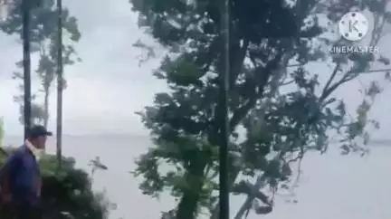 ডুমডুমা: গৰিয়াটিং কেৰাণি গাঁৱত এটা বাসগৃহ খহনীয়াত জাহ যোৱাৰ আগত ঘৰটোৰ প্ৰয়োজনীয় সকলো সামগ্ৰী স্থানান্তৰ ছাত্ৰ সন্থাৰ