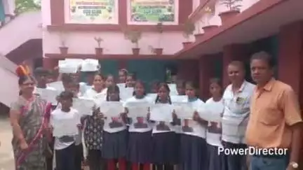 तेघरा: तेघड़ा बाजार के मध्य विद्यालय में मशाल प्रतियोगिता में श्रेष्ठ प्रदर्शन करने वाले बच्चे पुरस्कृत