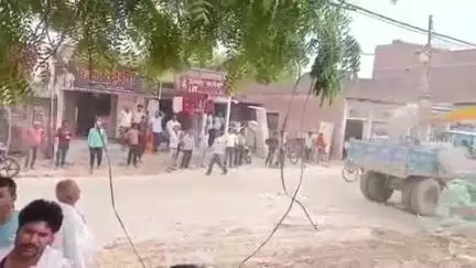 आलापुर: हाईकोर्ट के निर्देश पर जहांगीरगंज के मामपुर में गरजा बुलडोजर, प्रशासन ने पीडब्ल्यूडी की जमीन पर अवैध निर्माण किया ध्वस्त