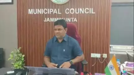 జమ్మికుంట: పట్టణంలోని మున్సిపల్ కార్యాలయంలో మున్సిపల్ అధికారులు సిబ్బందితో కలిసి సమీక్ష సమావేశం నిర్వహించిన కమిషనర్ మహమ్మద్ అయాజ్